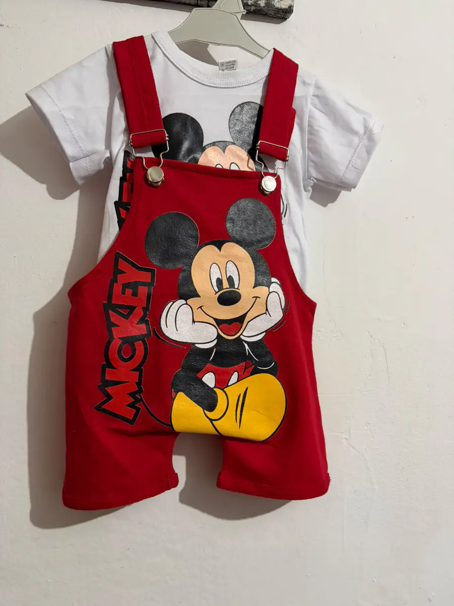 Conjunto niño remera y jardinero corto estampado