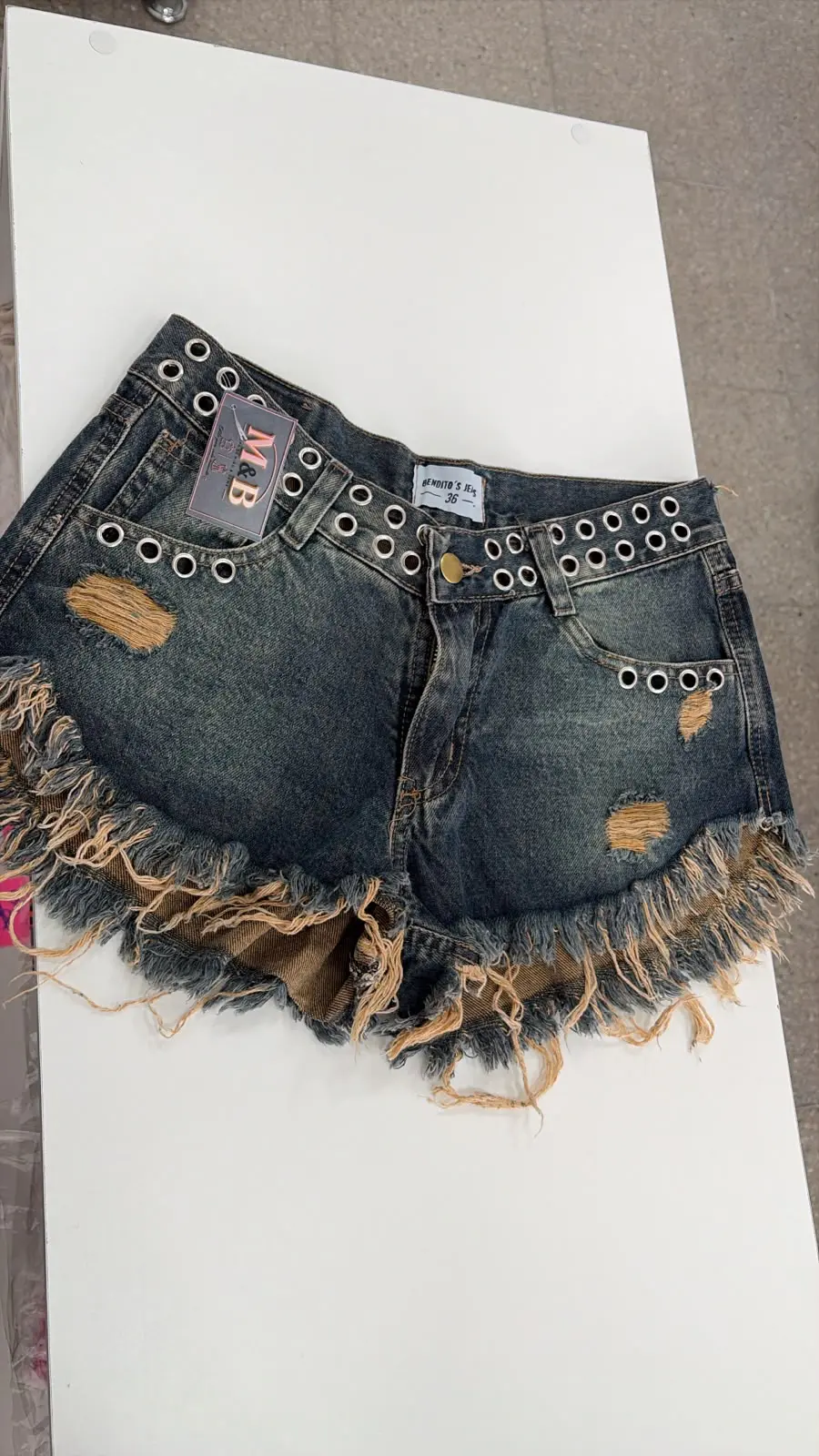 Short de jean mujer tiro alto con detalles metálicos