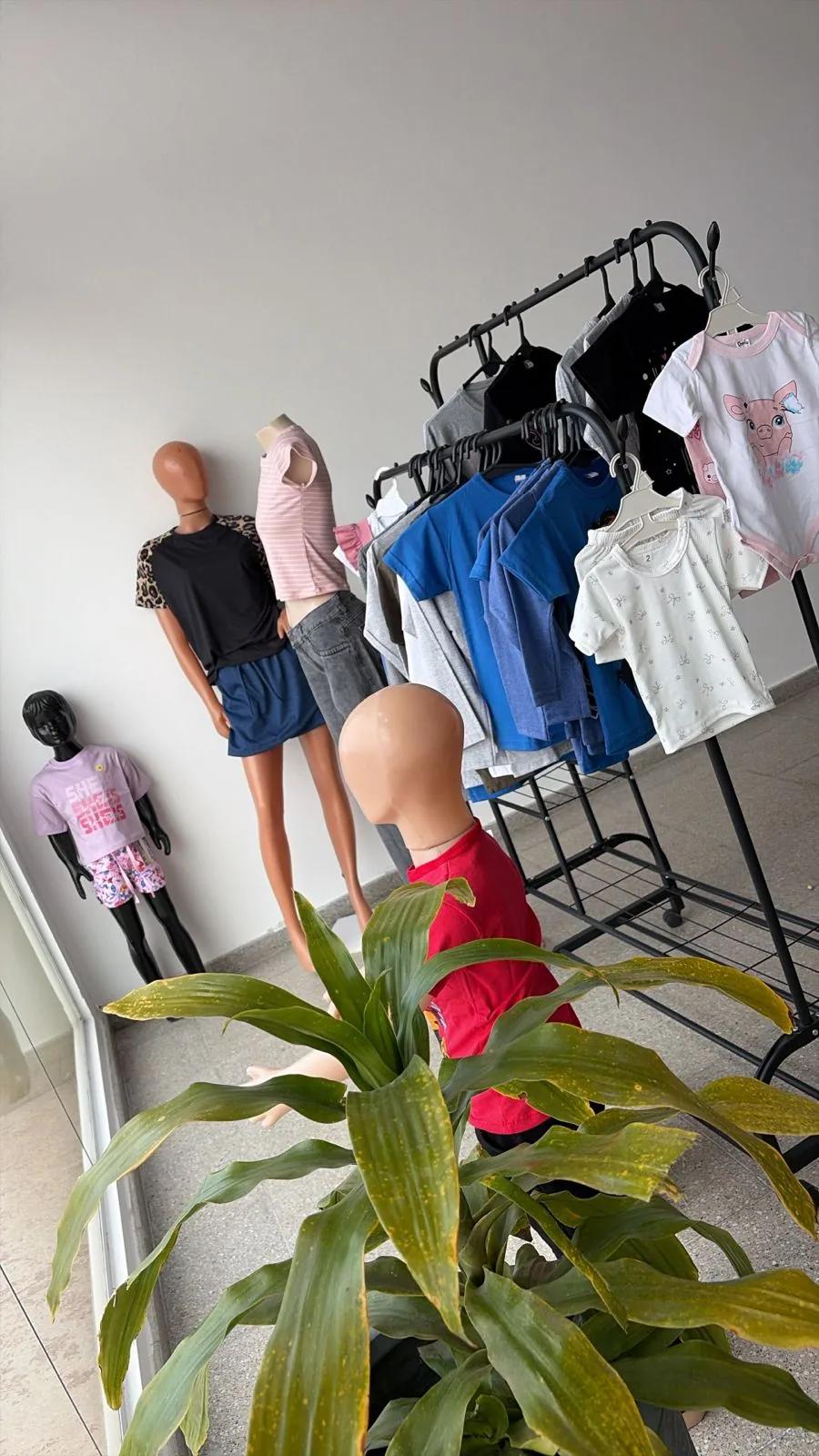 Prendas y exhibidores dentro del local M&B